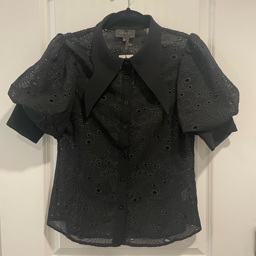 Gracia Black eyelet short puff sleeve shirt